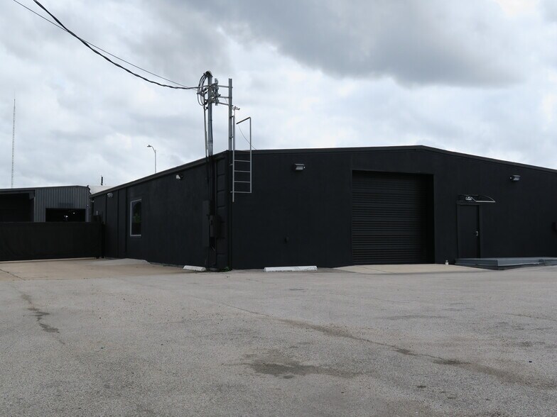 More Photos Of 5830 Star Ln, Houston Light Distribution For Lease