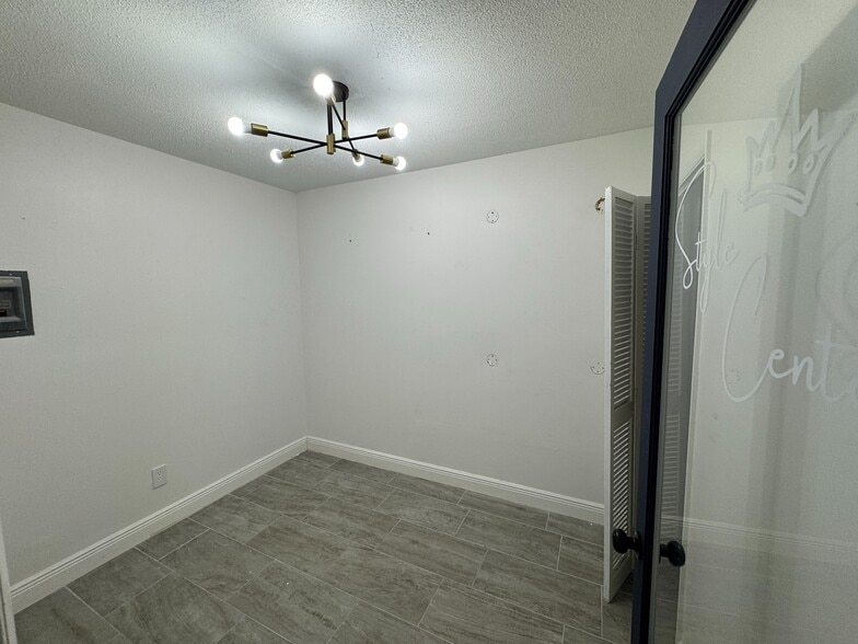 More Photos Of 5401 Alhambra Dr, Orlando Office For Lease