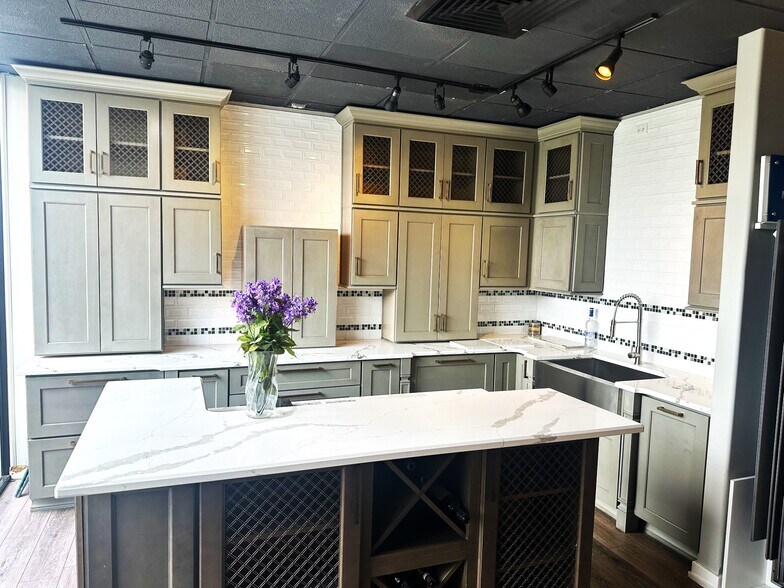 More Photos Of 1401 Busse Rd, Elk Grove Village Showroom For Lease