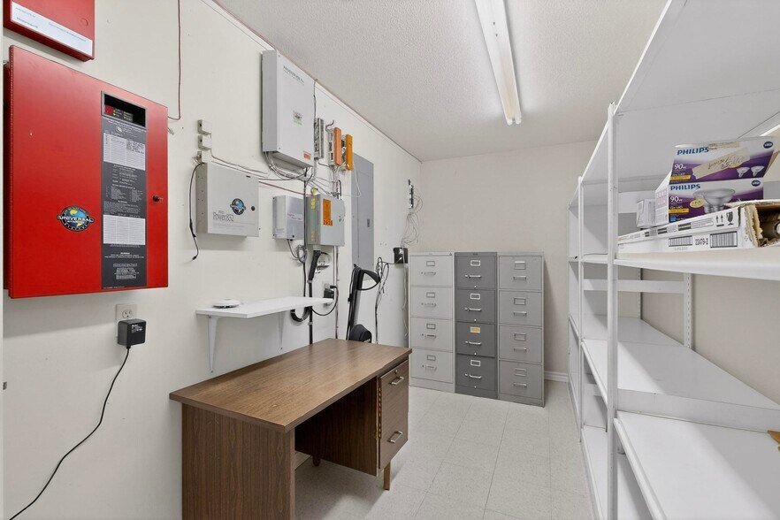 More Photos Of 2620 Carson St, Haltom City Light Distribution For Lease