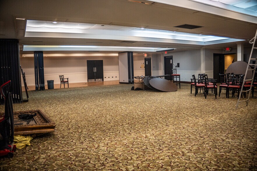 More Photos Of 2703 Ramada Rd, Burlington General Retail For Lease
