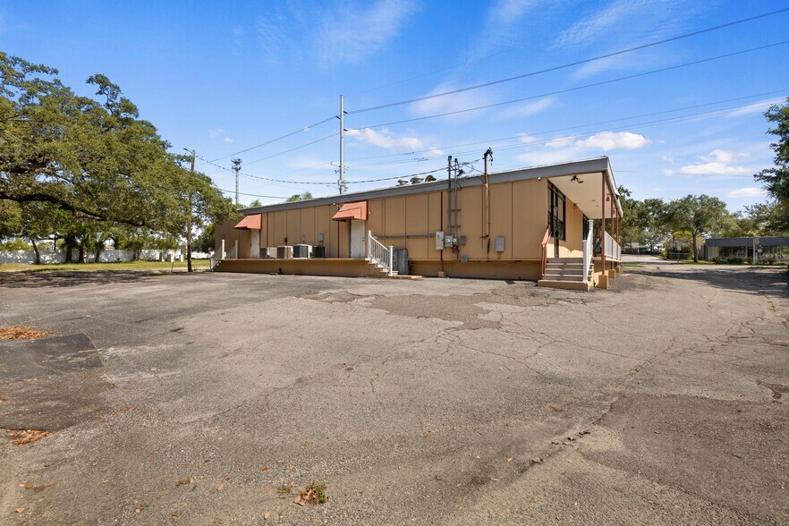 More Photos Of 215 Bullard Pky, Tampa Office For Sale