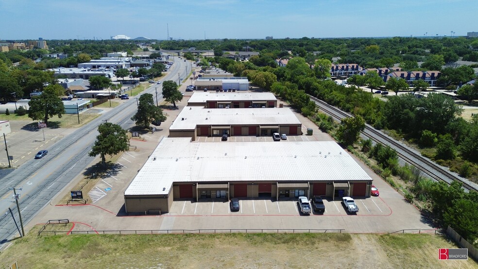 More Photos Of 1846 W Division St, Arlington Unknown For Lease
