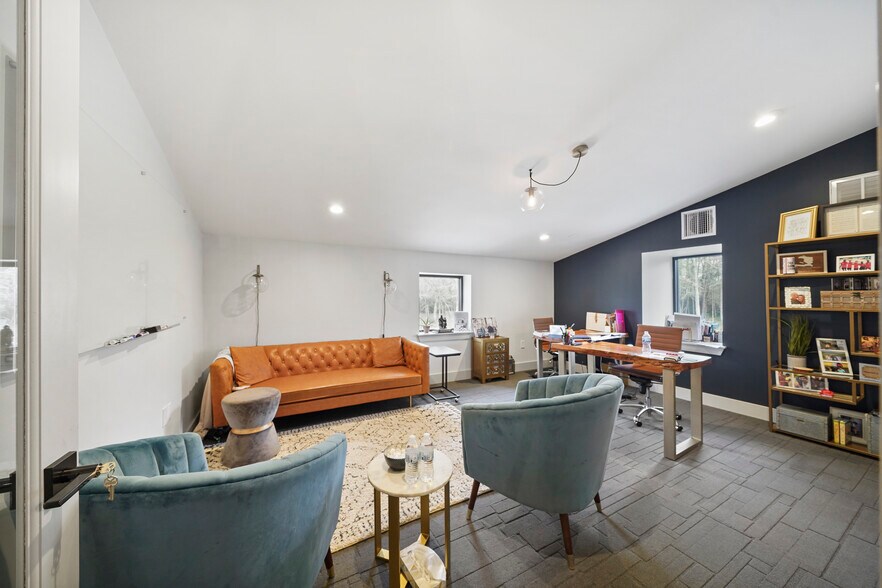 More Photos Of 12726 Moon Rd, Willis Loft Creative Space For Lease