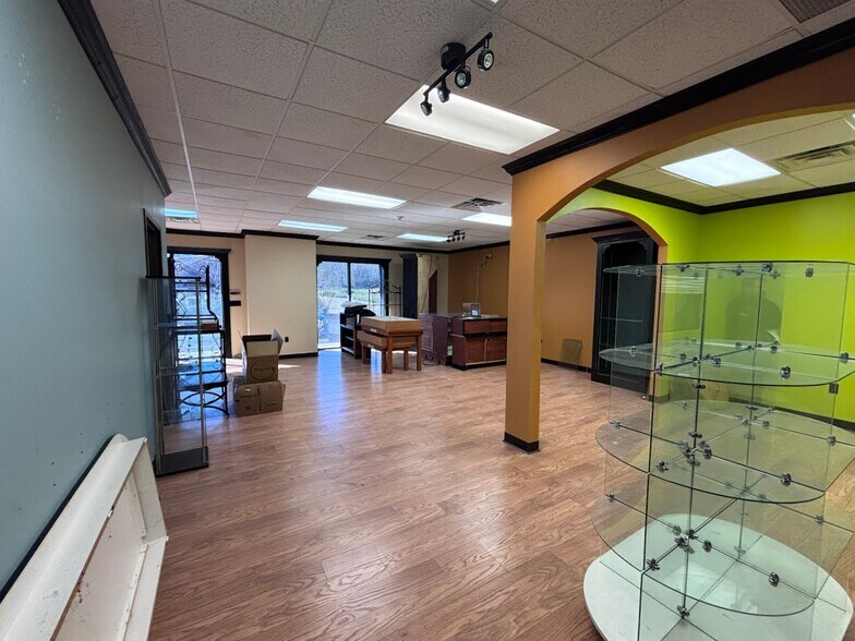 More Photos Of 5930 Gateway Dr, Alpharetta Warehouse For Lease