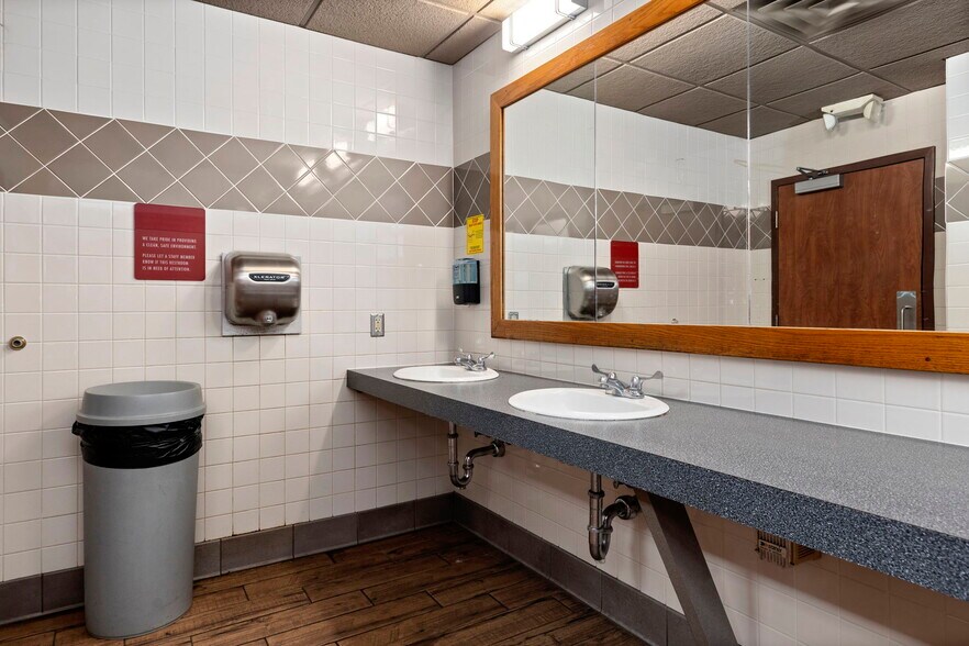 More Photos Of 250 Conicville Rd, Mount Jackson Hotel For Lease