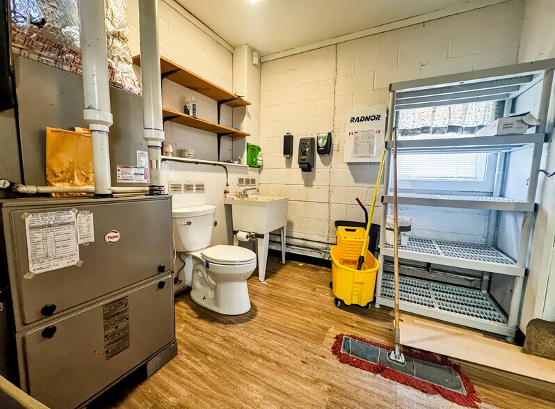 More Photos Of 33 Transport Dr, Bennington Freestanding For Sale