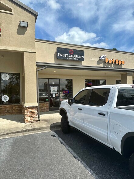 More Photos Of 391 Quill Dr, Dawsonville General Retail For Lease