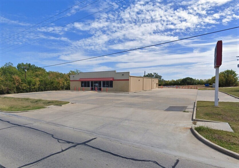 More Photos Of 82 N Kessler Ave, Schulenburg Freestanding For Sale