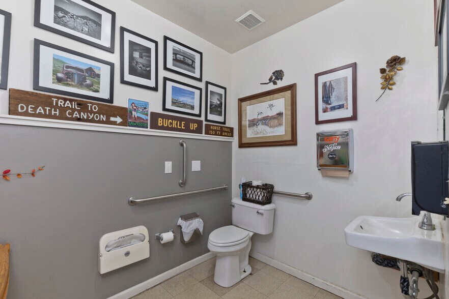 More Photos Of 20 S Sinclair St, Bridgeport Flex For Sale