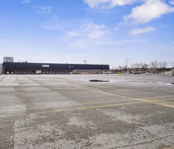 More Photos Of 11281-11299 Boul Albert-Hudon, Montréal Distribution For Lease