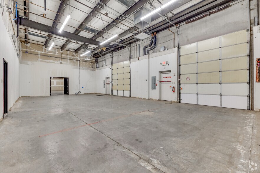 More Photos Of 2020 W Guadalupe Rd, Gilbert Light Manufacturing For Lease