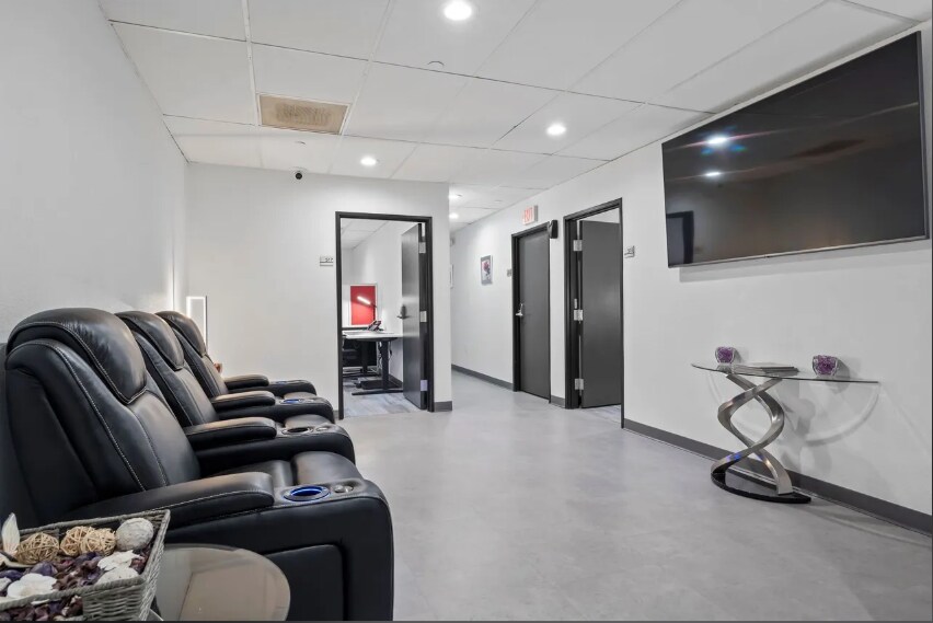 More Photos Of 3275 W Ina Rd, Tucson Coworking Space