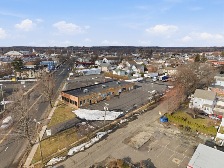 More Photos Of 1004-1020 Memorial Ave, West Springfield Flex For Lease