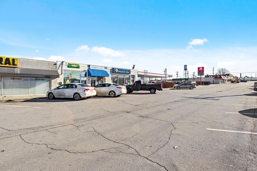 More Photos Of 1415-1419 Leestown Rd, Lexington General Retail For Sale