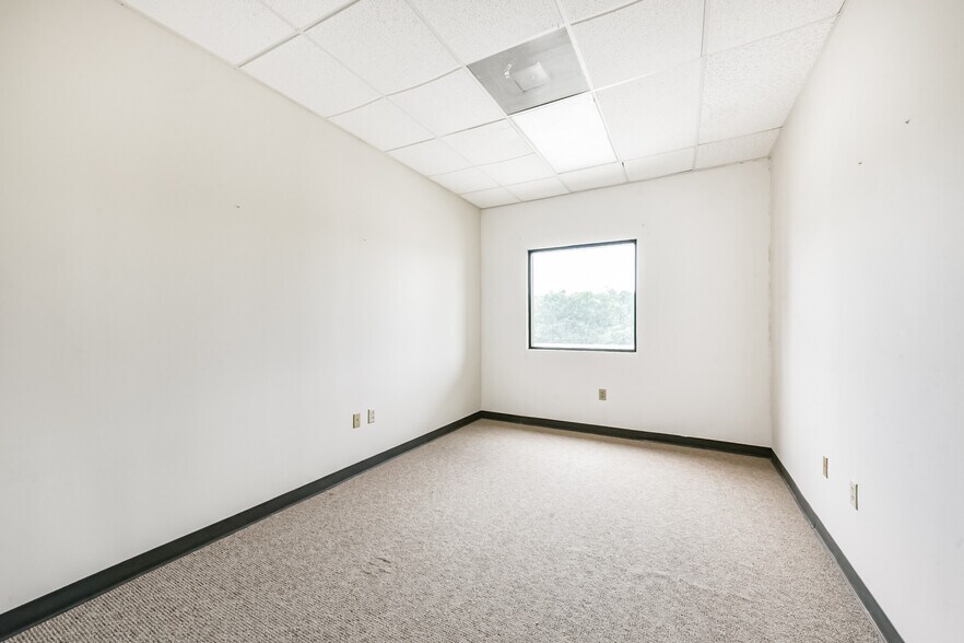 More Photos Of 20550 Townsen Blvd, Humble Office For Sale