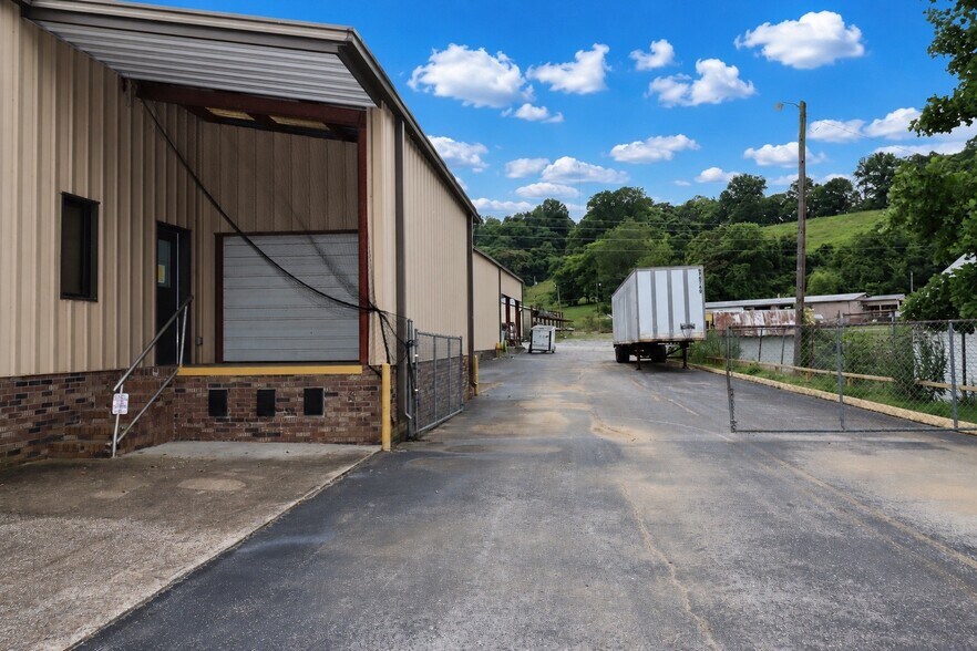 More Photos Of 2335 Columbia Hwy, Pulaski Office For Sale