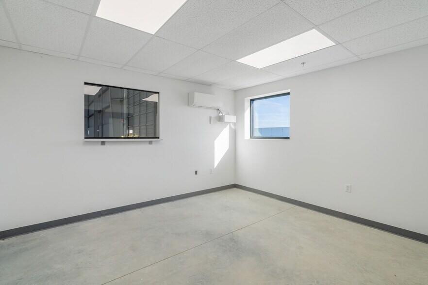 More Photos Of 2677 Huntington Park Dr, Loudon Warehouse For Lease