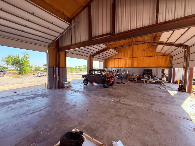 More Photos Of 13239 S Interstate 35, Valley View Manufacturing For Lease