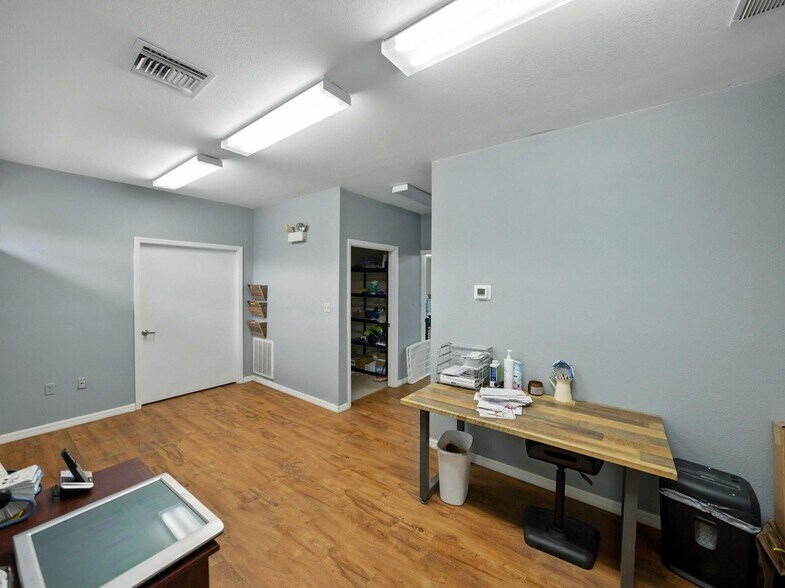 More Photos Of 2404 Longhorn Ave, Lakeland Manufacturing For Sale