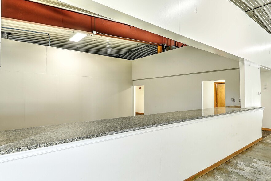 More Photos Of 1055 E Main Rd, Portsmouth Warehouse For Lease