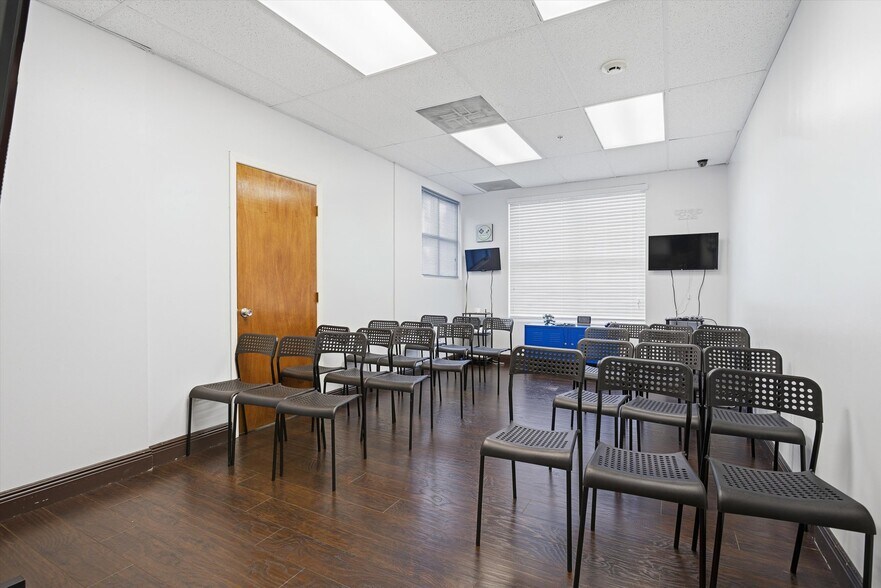 More Photos Of 8527 Pines Blvd, Pembroke Pines Office For Sale