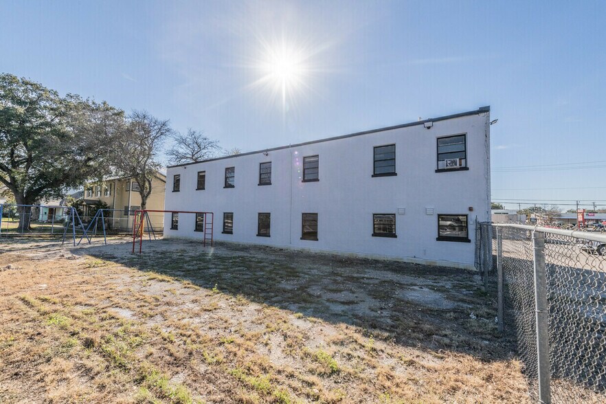 More Photos Of 910 Manor Dr, San Antonio Storefront For Lease