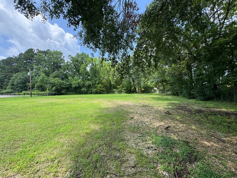 More Photos Of 1208 S Chestnut St, Lufkin Showroom For Sale