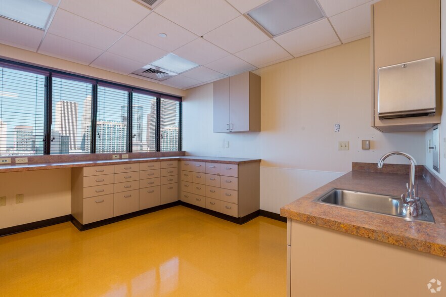 More Photos Of 1315 St Joseph Pky, Houston Office For Sale