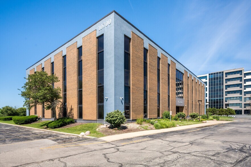More Photos Of 10700 W Higgins Rd, Rosemont Office For Sale