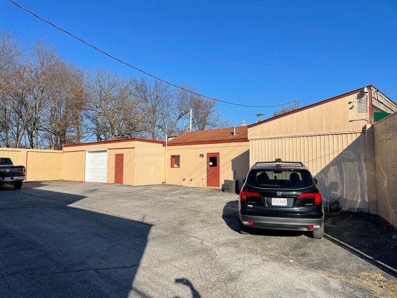 More Photos Of 219 & 303 W Chase st, Springfield Light Distribution For Lease