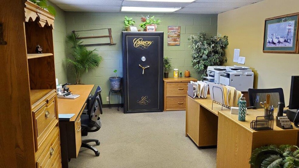 More Photos Of 41614 102nd St E, Palmdale Industrial For Lease