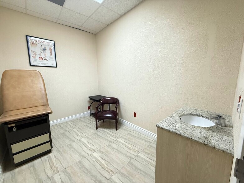 More Photos Of 2950 W Griffin Rd, Fort Lauderdale Freestanding For Lease