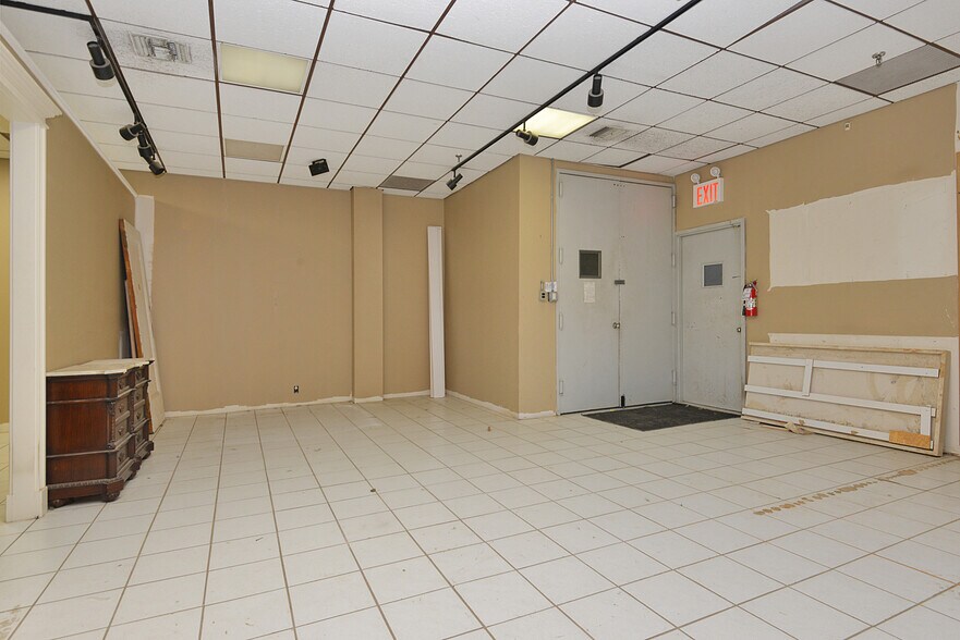 More Photos Of 4202 Astoria Blvd, Astoria Service For Lease