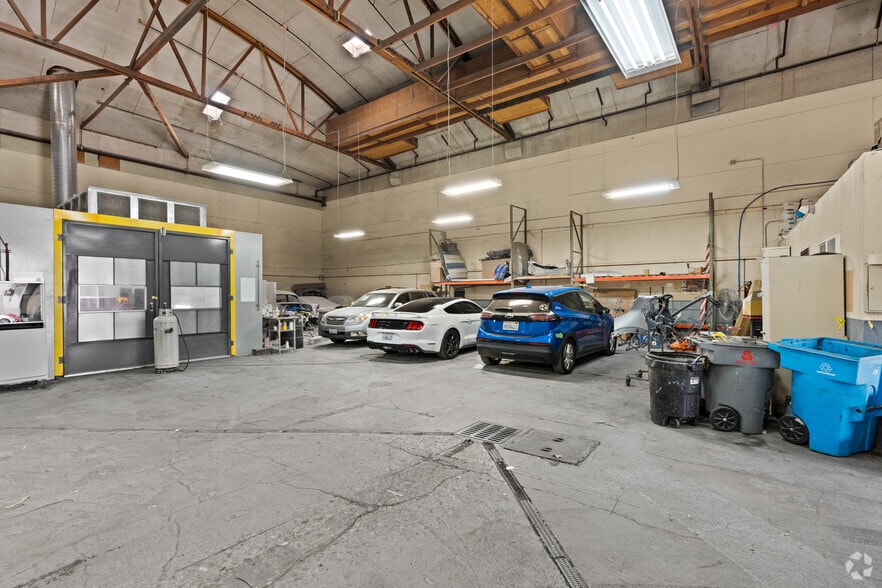 More Photos Of 320 Hillcrest Rd, Hollister Showroom For Lease