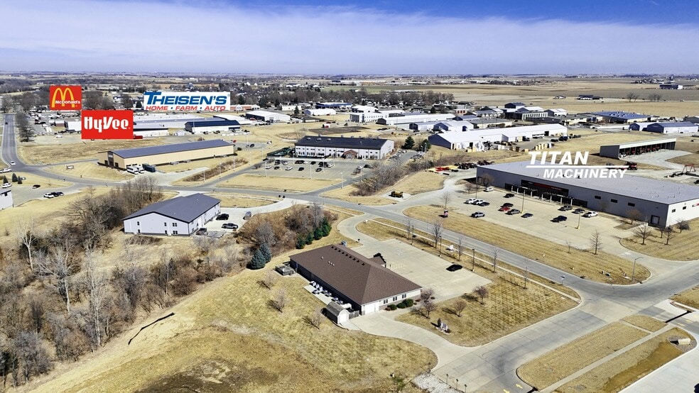 More Photos Of 411 SE 9th St, Pella Office For Lease