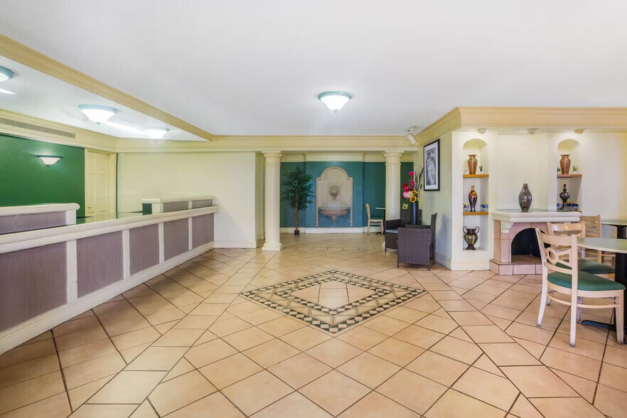 More Photos Of 2525 E Main St, Eagle Pass Hotel For Sale