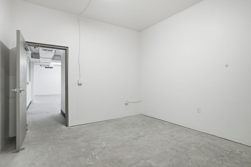 More Photos Of 4455-4477 Garfield St, Denver Warehouse For Sale