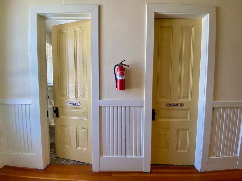 More Photos Of 203-207 E Main St, Hillsboro Storefront Retail Office For Sale