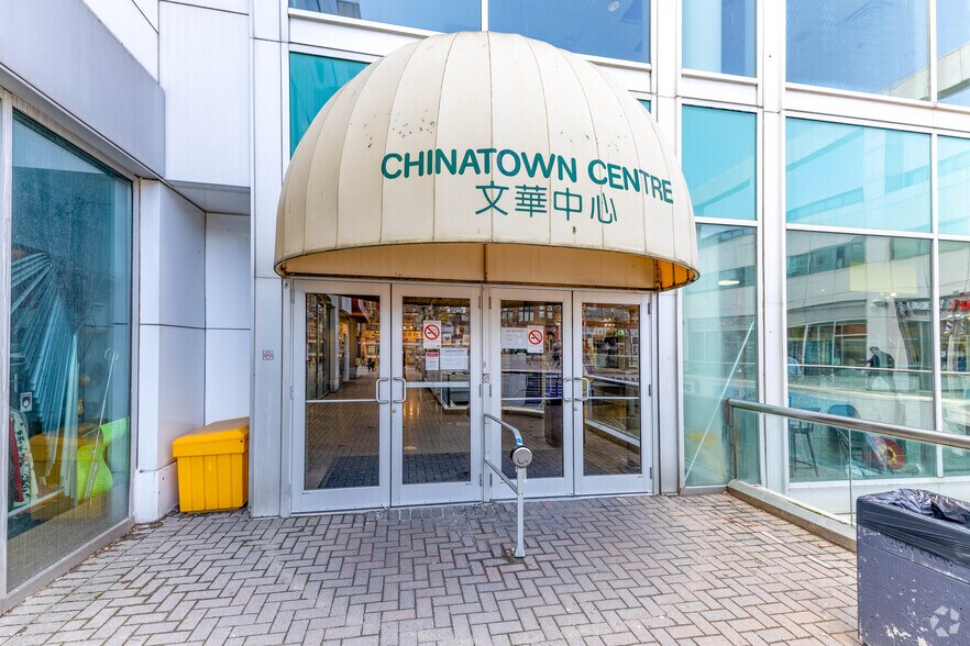 More Photos Of 222 Spadina Ave, Toronto Storefront For Sale