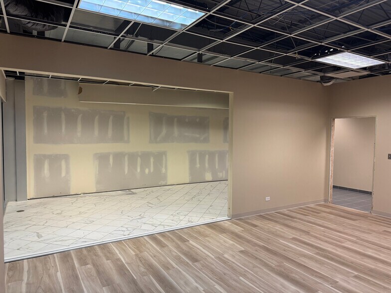 More Photos Of 500 W Algonquin Rd, Mount Prospect Flex For Lease