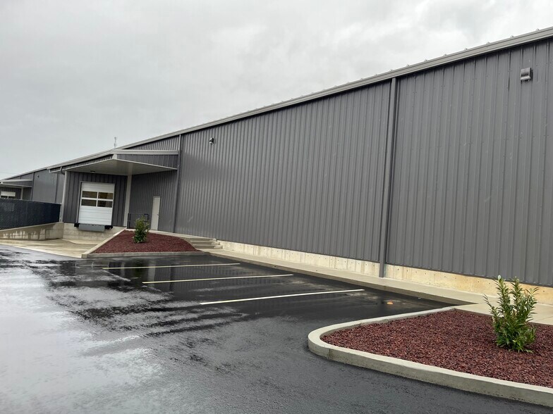 More Photos Of 1400-1442 W Smith Rd, Ferndale Industrial For Sale