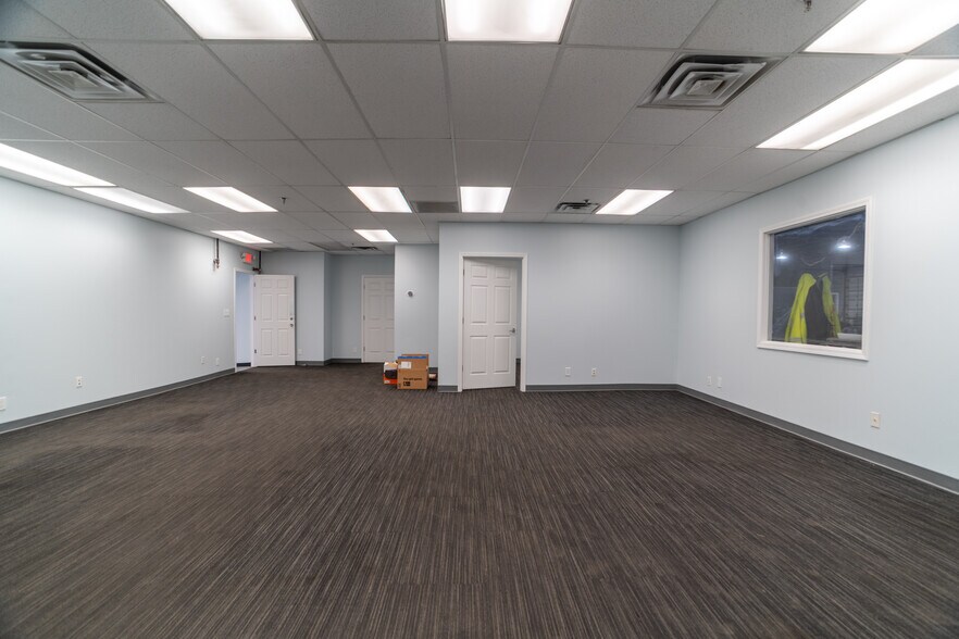 More Photos Of 125-127 Byassee Dr, Hazelwood Warehouse For Lease