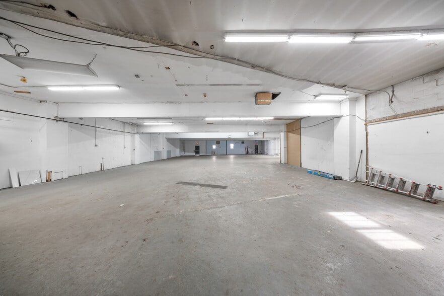 More Photos Of 120 New Hyde Park Rd, Franklin Square Showroom For Lease