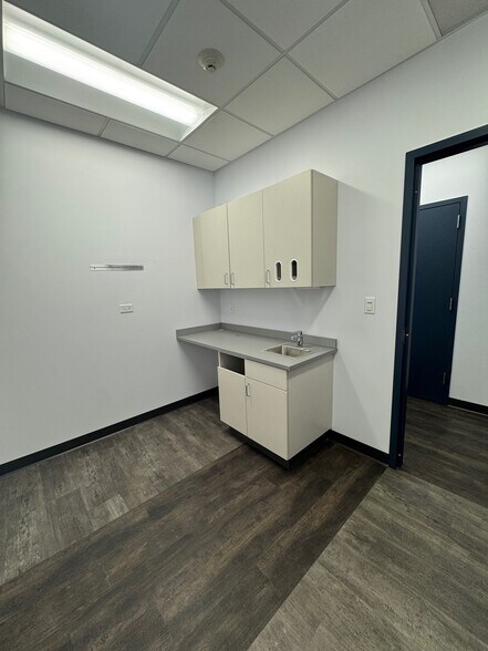 More Photos Of 4950-5020 W Dempster St, Skokie Unknown For Lease