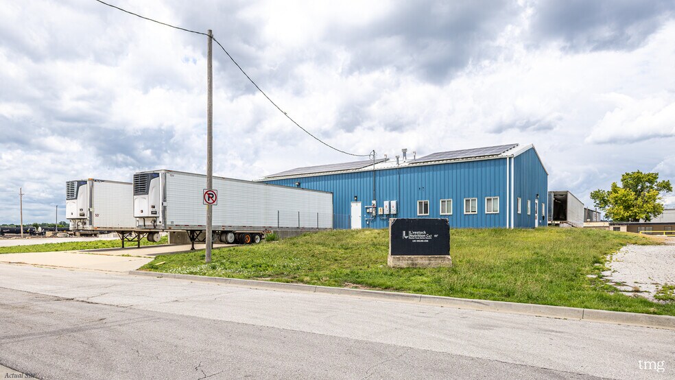 More Photos Of 200 W 11th Ave, North Kansas City Warehouse For Sale