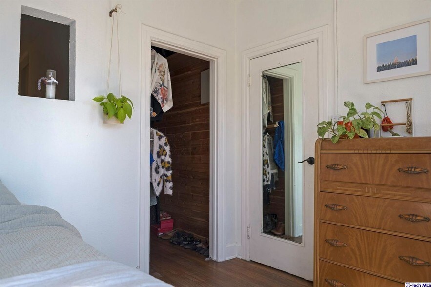 More Photos Of 3201 Hamilton Way, Los Angeles Apartments For Sale