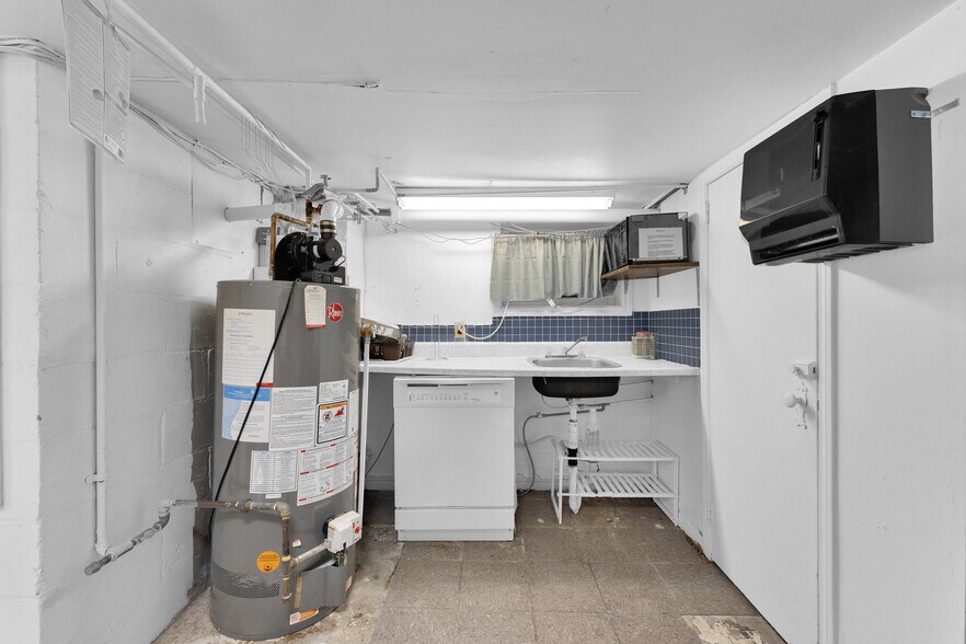 More Photos Of 1451 Ouellette Av, Windsor Office Residential For Sale