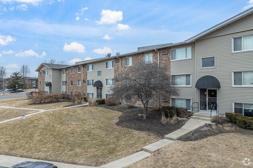 More Photos Of 1615 Arbor Ln, Crest Hill Apartments For Sale