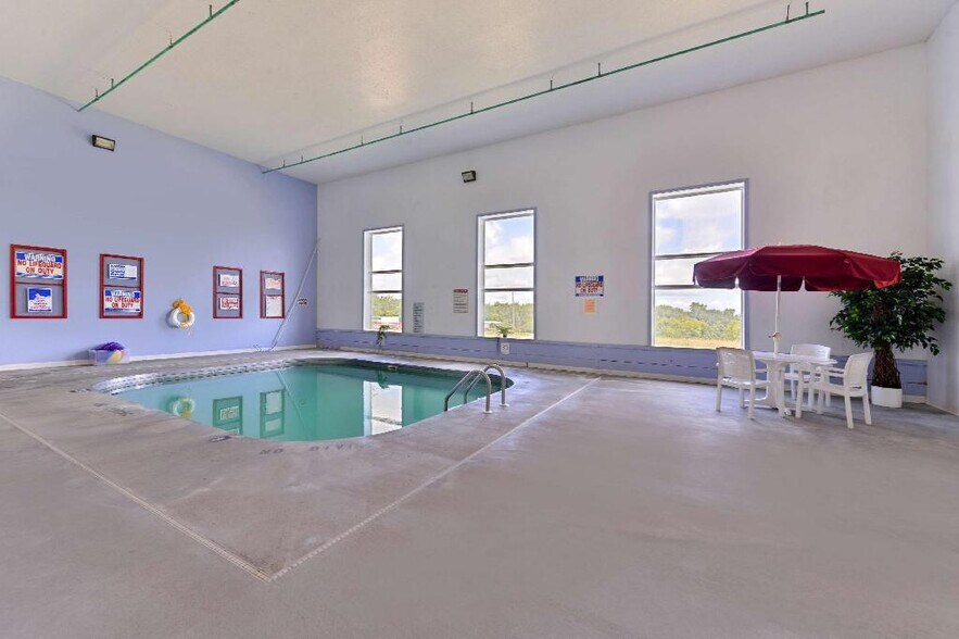 More Photos Of 920 S 3rd Ave, Clear Lake Hotel For Sale